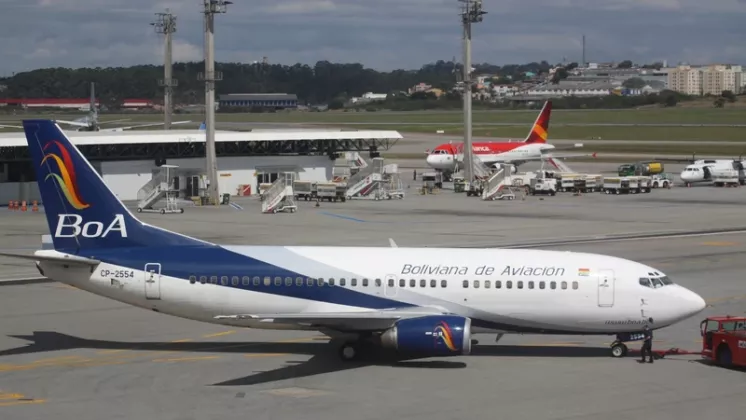 Avi�n de Boliviana de Aviaci�n (BoA) en pista.
