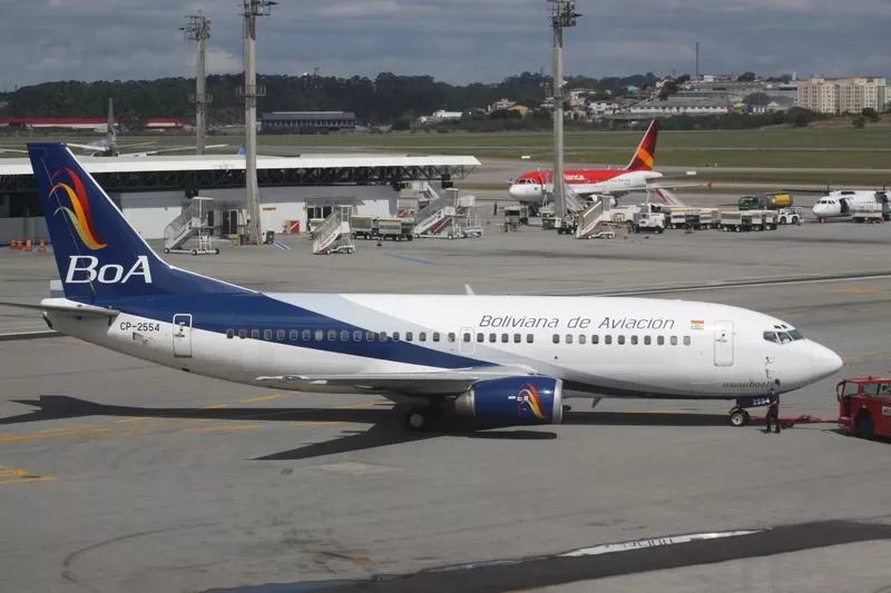 Avión de Boliviana de Aviación (BoA) en pista. Avión de Boliviana de Aviación (BoA) en pista.
