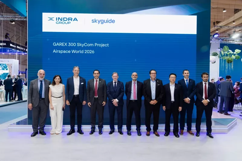 Foto de grupo tras el acuerdo de Indra y el proveedor de servicios de navegaci�n a�rea suizo Skyguide. Foto: Indra Group