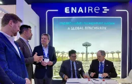 De derecha a izquierda, Enrique Maurer, director general de Enaire, Jia Xu, consejero delegado de SkyGrid y José Antonio Santano, secretario de Estado de Transportes y Movilidad Sostenible y presidente de Enaire tras la firma del memorandum de entendimiento.