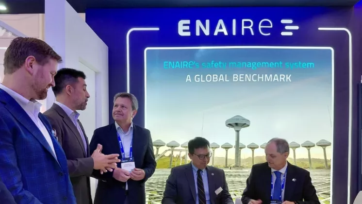 De derecha a izquierda, Enrique Maurer, director general de Enaire, Jia Xu, consejero delegado de SkyGrid y Jos� Antonio Santano, secretario de Estado de Transportes y Movilidad Sostenible y presidente de Enaire tras la firma del memorandum de entendimiento.