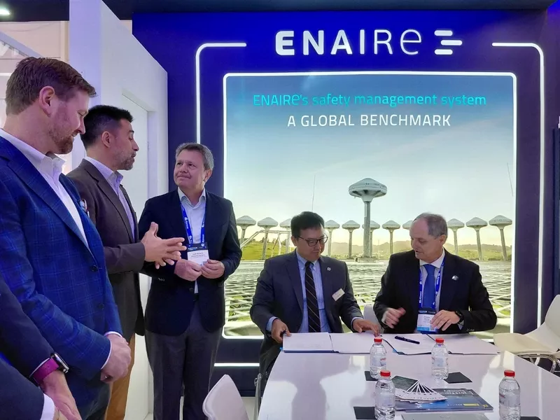 De derecha a izquierda, Enrique Maurer, director general de Enaire, Jia Xu, consejero delegado de SkyGrid y José Antonio Santano, secretario de Estado de Transportes y Movilidad Sostenible y presidente de Enaire tras la firma del memorandum de entendimiento. De derecha a izquierda, Enrique Maurer, director general de Enaire, Jia Xu, consejero delegado de SkyGrid y José Antonio Santano, secretario de Estado de Transportes y Movilidad Sostenible y presidente de Enaire tras la firma del memorandum de entendimiento.