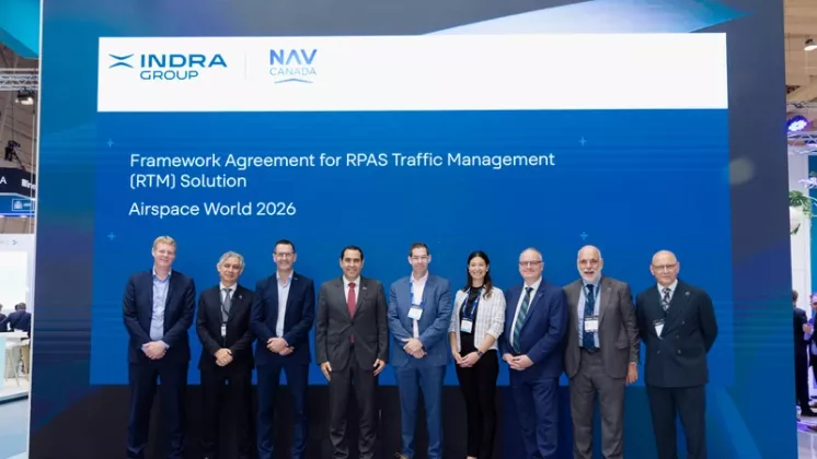 Foto de grupo de los equipos de NAV CANADA e Indra Group tras el acuerdo alcanzado entre ambas compa��as en Airspace World 2026. Foto: Indra