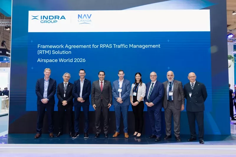 Foto de grupo de los equipos de NAV CANADA e Indra Group tras el acuerdo alcanzado entre ambas compañías en Airspace World 2026. Foto: Indra Foto de grupo de los equipos de NAV CANADA e Indra Group tras el acuerdo alcanzado entre ambas compañías en Airspace World 2026. Foto: Indra