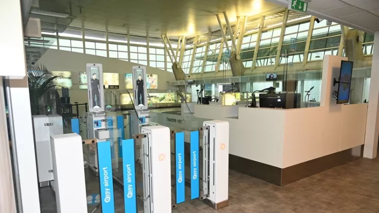 Pasarelas biom�tricas del Aeropuerto de Punta del Este.