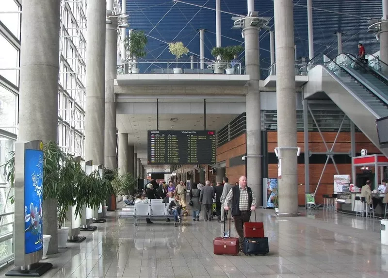 El edificio de la Terminal 1 es impresionante. El edificio de la Terminal 1 es impresionante.