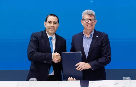 De izquierda a derecha, V�ctor Mart�nez, director general de ATM de Indra Group junto a Martin Rolfe, consejero delegado de NATS tras el anuncio de la creaci�n de Iqonair. Foto: Indra
