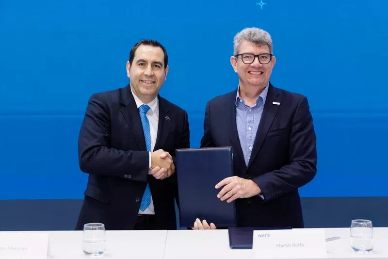 De izquierda a derecha, Víctor Martínez, director general de ATM de Indra Group junto a Martin Rolfe, consejero delegado de NATS tras el anuncio de la creación de Iqonair. Foto: Indra De izquierda a derecha, Víctor Martínez, director general de ATM de Indra Group junto a Martin Rolfe, consejero delegado de NATS tras el anuncio de la creación de Iqonair. Foto: Indra