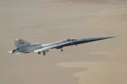 El avi�n de investigaci�n supers�nico silencioso X-59 de la NASA sobrevuela el lago seco Rogers, cerca del Centro de Investigaci�n de Vuelo Armstrong de la NASA en Edwards, California, el martes 12 de mayo de 2026. La NASA contin�a ampliando el rango de vuelo de la aeronave mediante una serie de vuelos a menor altitud y velocidad, antes de las pr�ximas pruebas de vuelo a velocidades superiores a la del sonido. Foto: NASA/Jim Ross