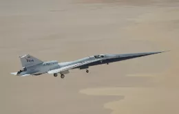 El avión de investigación supersónico silencioso X-59 de la NASA sobrevuela el lago seco Rogers, cerca del Centro de Investigación de Vuelo Armstrong de la NASA en Edwards, California, el martes 12 de mayo de 2026. La NASA continúa ampliando el rango de vuelo de la aeronave mediante una serie de vuelos a menor altitud y velocidad, antes de las próximas pruebas de vuelo a velocidades superiores a la del sonido. Foto: NASA/Jim Ross