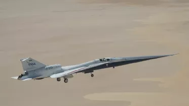 El avi�n de investigaci�n supers�nico silencioso X-59 de la NASA sobrevuela el lago seco Rogers, cerca del Centro de Investigaci�n de Vuelo Armstrong de la NASA en Edwards, California, el martes 12 de mayo de 2026. La NASA contin�a ampliando el rango de vuelo de la aeronave mediante una serie de vuelos a menor altitud y velocidad, antes de las pr�ximas pruebas de vuelo a velocidades superiores a la del sonido. Foto: NASA/Jim Ross