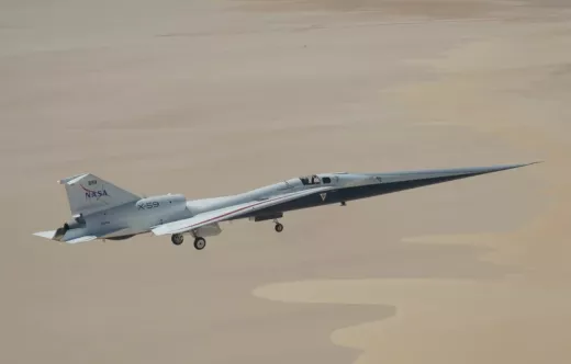 El avi�n de investigaci�n supers�nico silencioso X-59 de la NASA sobrevuela el lago seco Rogers, cerca del Centro de Investigaci�n de Vuelo Armstrong de la NASA en Edwards, California, el martes 12 de mayo de 2026. La NASA contin�a ampliando el rango de vuelo de la aeronave mediante una serie de vuelos a menor altitud y velocidad, antes de las pr�ximas pruebas de vuelo a velocidades superiores a la del sonido. Foto: NASA/Jim Ross