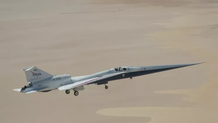 El avi�n de investigaci�n supers�nico silencioso X-59 de la NASA sobrevuela el lago seco Rogers, cerca del Centro de Investigaci�n de Vuelo Armstrong de la NASA en Edwards, California, el martes 12 de mayo de 2026. La NASA contin�a ampliando el rango de vuelo de la aeronave mediante una serie de vuelos a menor altitud y velocidad, antes de las pr�ximas pruebas de vuelo a velocidades superiores a la del sonido. Foto: NASA/Jim Ross
