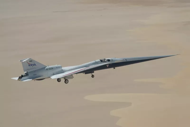 El avión de investigación supersónico silencioso X-59 de la NASA sobrevuela el lago seco Rogers, cerca del Centro de Investigación de Vuelo Armstrong de la NASA en Edwards, California, el martes 12 de mayo de 2026. La NASA continúa ampliando el rango de vuelo de la aeronave mediante una serie de vuelos a menor altitud y velocidad, antes de las próximas pruebas de vuelo a velocidades superiores a la del sonido. Foto: NASA/Jim Ross El avión de investigación supersónico silencioso X-59 de la NASA sobrevuela el lago seco Rogers, cerca del Centro de Investigación de Vuelo Armstrong de la NASA en Edwards, California, el martes 12 de mayo de 2026. La NASA continúa ampliando el rango de vuelo de la aeronave mediante una serie de vuelos a menor altitud y velocidad, antes de las próximas pruebas de vuelo a velocidades superiores a la del sonido. Foto: NASA/Jim Ross