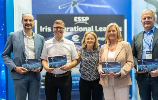 Representantes de los proveedores europeos tras la firma del acuerdo para desplegar Iris. Foto: ESSP SAS