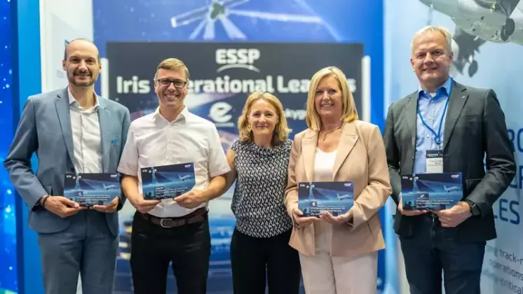 Representantes de los proveedores europeos tras la firma del acuerdo para desplegar Iris. Foto: ESSP SAS