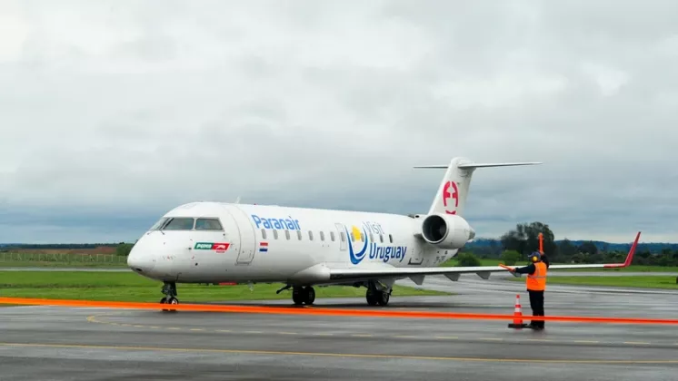 Aeronave de Paranair en pista.