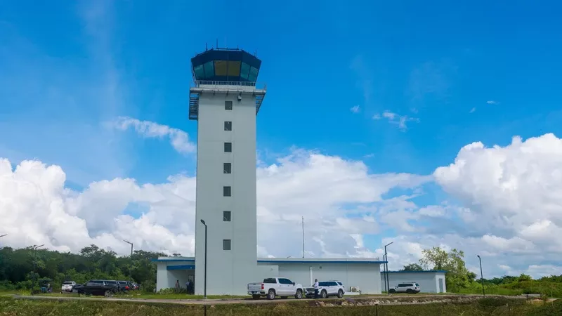 El Instituto Dominicano de Aviación Civil entregó una moderna torre de control y un nuevo sistema de balizamiento en la Base Aérea de San Isidro, en República Dominicana. El Instituto Dominicano de Aviación Civil entregó una moderna torre de control y un nuevo sistema de balizamiento en la Base Aérea de San Isidro, en República Dominicana.