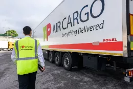 Operario y cami�n de TAP Air Cargo. Foto: TAP Air Cargo