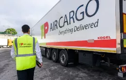 Operario y camión de TAP Air Cargo. Foto: TAP Air Cargo
