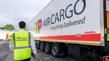 Operario y cami�n de TAP Air Cargo. Foto: TAP Air Cargo