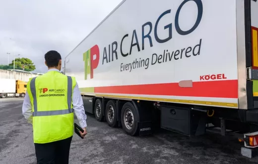 Operario y cami�n de TAP Air Cargo. Foto: TAP Air Cargo