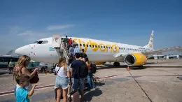 Embarque de pasajeros en un Boeing 737 de Flybondi.