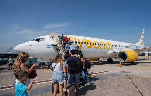 Embarque de pasajeros en un Boeing 737 de Flybondi.