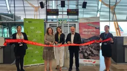 Antes del vuelo inaugural Madrid�Monterrey se celebr� un corte de cinta en el aeropuerto Madrid-Barajas. Al acto asistieron Mar�a Jes�s L�pez Sol�s, directora Comercial, de Desarrollo de Red y Alianzas de Iberia; V�ctor Moneo, director Global de Ventas; y Ana Paniagua, directora de Experiencia de Cliente de Aena en el aeropuerto madrile�o.