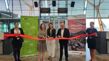 Antes del vuelo inaugural Madrid�Monterrey se celebr� un corte de cinta en el aeropuerto Madrid-Barajas. Al acto asistieron Mar�a Jes�s L�pez Sol�s, directora Comercial, de Desarrollo de Red y Alianzas de Iberia; V�ctor Moneo, director Global de Ventas; y Ana Paniagua, directora de Experiencia de Cliente de Aena en el aeropuerto madrile�o.