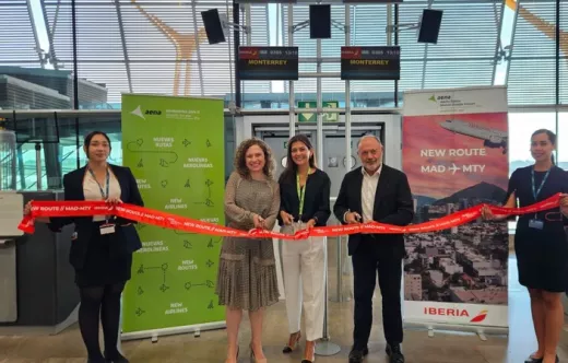 Antes del vuelo inaugural Madrid�Monterrey se celebr� un corte de cinta en el aeropuerto Madrid-Barajas. Al acto asistieron Mar�a Jes�s L�pez Sol�s, directora Comercial, de Desarrollo de Red y Alianzas de Iberia; V�ctor Moneo, director Global de Ventas; y Ana Paniagua, directora de Experiencia de Cliente de Aena en el aeropuerto madrile�o.