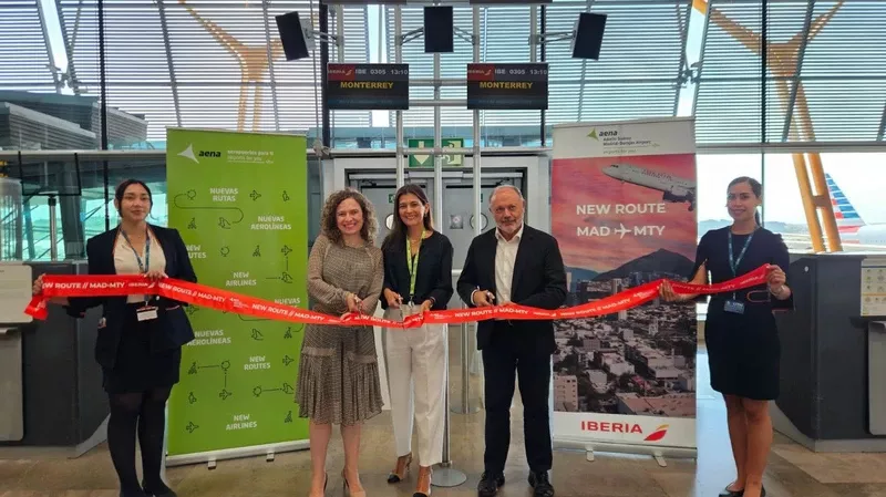 Antes del vuelo inaugural Madrid�Monterrey se celebr� un corte de cinta en el aeropuerto Madrid-Barajas. Al acto asistieron Mar�a Jes�s L�pez Sol�s, directora Comercial, de Desarrollo de Red y Alianzas de Iberia; V�ctor Moneo, director Global de Ventas; y Ana Paniagua, directora de Experiencia de Cliente de Aena en el aeropuerto madrile�o.