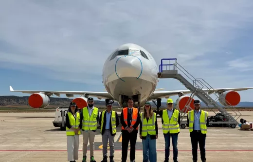 Foto de grupo tras la renovaci�n de la concesi�pn a Air bp del aeropuerto de Teruel. Foto: Bp