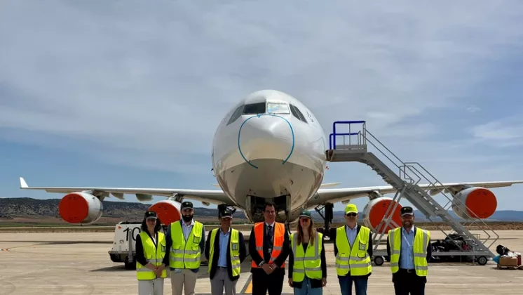 Foto de grupo tras la renovaci�n de la concesi�pn a Air bp del aeropuerto de Teruel. Foto: Bp