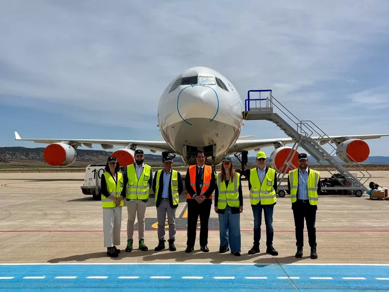 Foto de grupo tras la renovaci�n de la concesi�pn a Air bp del aeropuerto de Teruel. Foto: Bp