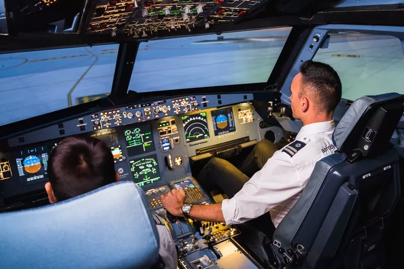 Simulador FNPT II Airbus A320 MCC APS. Simulador FNPT II Airbus A320 MCC APS.