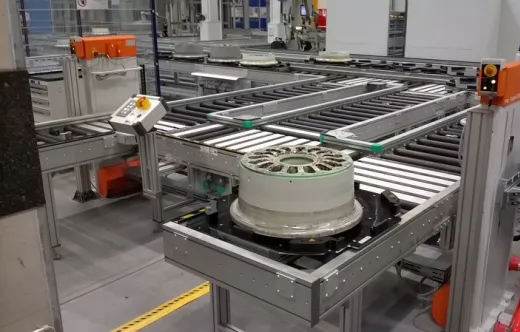Sistema automatizado de transporte de componentes de ruedas y frenos de avi�n creado por MiniTec para Lufthansa Technik.