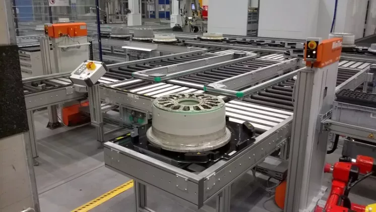 Sistema automatizado de transporte de componentes de ruedas y frenos de avi�n creado por MiniTec para Lufthansa Technik.