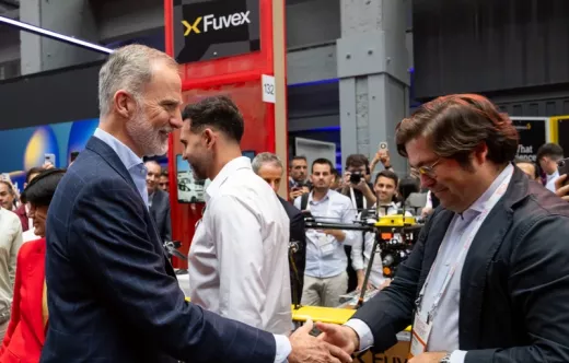 En el marco del South Summit 2026, Antonio L�pez-L�zaro, fundador y consejero delegado de Euroairlines, mantuvo un breve encuentro con el Rey Felipe VI. Foto: Euroairlines