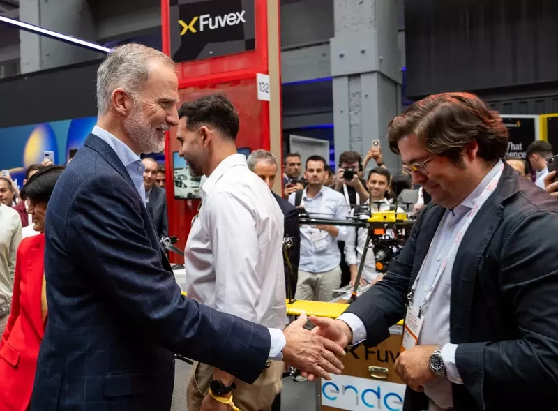 En el marco del South Summit 2026, Antonio L�pez-L�zaro, fundador y consejero delegado de Euroairlines, mantuvo un breve encuentro con el Rey Felipe VI. Foto: Euroairlines