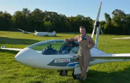 El piloto de pruebas español Miguel Iturmendi junto a la aeronave que voló con baterías de estado sólido. Foto: James Darcy/Helios Horizon