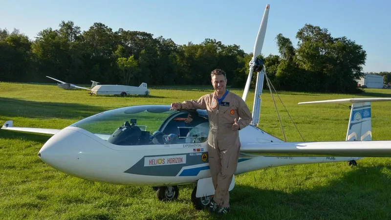 El piloto de pruebas espa�ol Miguel Iturmendi junto a la aeronave que vol� con bater�as de estado s�lido. Foto: James Darcy/Helios Horizon