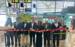 Antes del vuelo inaugural se celebró un corte de cinta en el Aeropuerto de Madrid-Barajas, con la participación de representantes institucionales y de la compañía. Entre ellos estuvieron presentes Juan Cierco, director corporativo de Iberia; Almudena Maíllo, concejal delegada de Turismo del Ayuntamiento de Madrid; Luis Martín Izquierdo, viceconsejero de Cultura, Turismo y Deporte de la Comunidad de Madrid; Mario Otero, director del aeropuerto, y Mazen Mahfouz, Senior Trade Commissioner de la Embajada de Canadá en España. Foto: Iberia