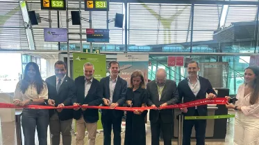 Antes del vuelo inaugural se celebr� un corte de cinta en el Aeropuerto de Madrid-Barajas, con la participaci�n de representantes institucionales y de la compa��a. Entre ellos estuvieron presentes Juan Cierco, director corporativo de Iberia; Almudena Ma�llo, concejal delegada de Turismo del Ayuntamiento de Madrid; Luis Mart�n Izquierdo, viceconsejero de Cultura, Turismo y Deporte de la Comunidad de Madrid; Mario Otero, director del aeropuerto, y Mazen Mahfouz, Senior Trade Commissioner de la Embajada de Canad� en Espa�a. Foto: Iberia