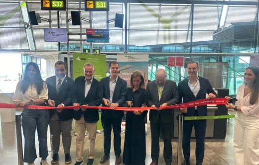 Antes del vuelo inaugural se celebr� un corte de cinta en el Aeropuerto de Madrid-Barajas, con la participaci�n de representantes institucionales y de la compa��a. Entre ellos estuvieron presentes Juan Cierco, director corporativo de Iberia; Almudena Ma�llo, concejal delegada de Turismo del Ayuntamiento de Madrid; Luis Mart�n Izquierdo, viceconsejero de Cultura, Turismo y Deporte de la Comunidad de Madrid; Mario Otero, director del aeropuerto, y Mazen Mahfouz, Senior Trade Commissioner de la Embajada de Canad� en Espa�a. Foto: Iberia