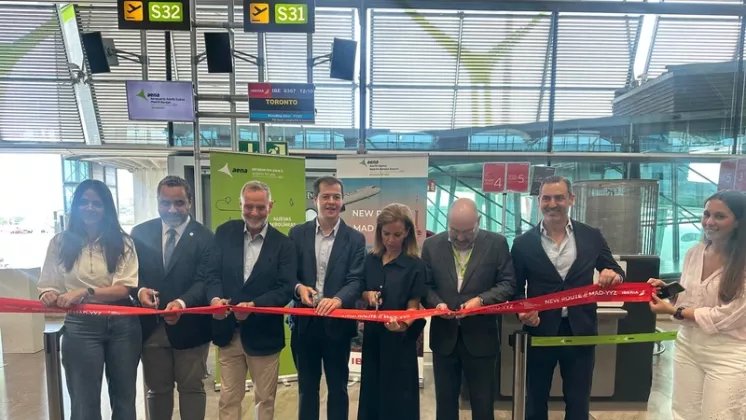Antes del vuelo inaugural se celebr� un corte de cinta en el Aeropuerto de Madrid-Barajas, con la participaci�n de representantes institucionales y de la compa��a. Entre ellos estuvieron presentes Juan Cierco, director corporativo de Iberia; Almudena Ma�llo, concejal delegada de Turismo del Ayuntamiento de Madrid; Luis Mart�n Izquierdo, viceconsejero de Cultura, Turismo y Deporte de la Comunidad de Madrid; Mario Otero, director del aeropuerto, y Mazen Mahfouz, Senior Trade Commissioner de la Embajada de Canad� en Espa�a. Foto: Iberia