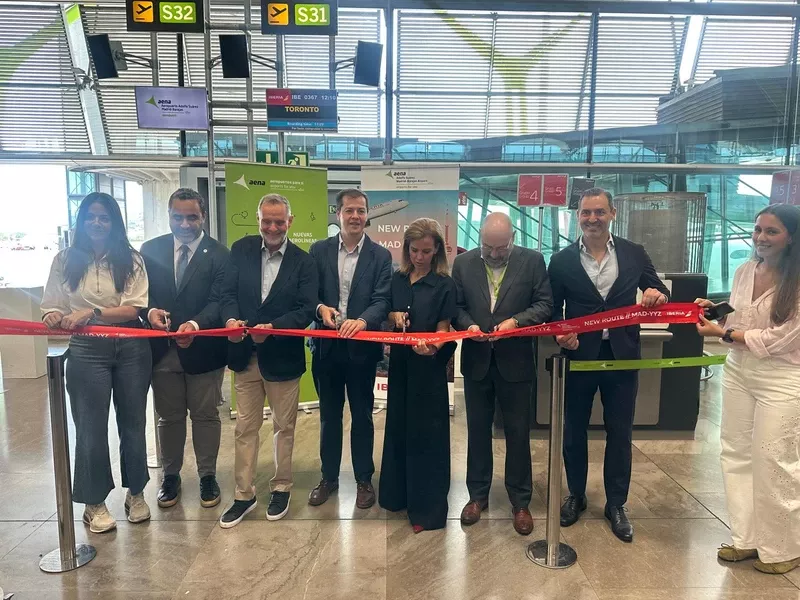 Antes del vuelo inaugural se celebró un corte de cinta en el Aeropuerto de Madrid-Barajas, con la participación de representantes institucionales y de la compañía. Entre ellos estuvieron presentes Juan Cierco, director corporativo de Iberia; Almudena Maíllo, concejal delegada de Turismo del Ayuntamiento de Madrid; Luis Martín Izquierdo, viceconsejero de Cultura, Turismo y Deporte de la Comunidad de Madrid; Mario Otero, director del aeropuerto, y Mazen Mahfouz, Senior Trade Commissioner de la Embajada de Canadá en España. Foto: Iberia Antes del vuelo inaugural se celebró un corte de cinta en el Aeropuerto de Madrid-Barajas, con la participación de representantes institucionales y de la compañía. Entre ellos estuvieron presentes Juan Cierco, director corporativo de Iberia; Almudena Maíllo, concejal delegada de Turismo del Ayuntamiento de Madrid; Luis Martín Izquierdo, viceconsejero de Cultura, Turismo y Deporte de la Comunidad de Madrid; Mario Otero, director del aeropuerto, y Mazen Mahfouz, Senior Trade Commissioner de la Embajada de Canadá en España. Foto: Iberia