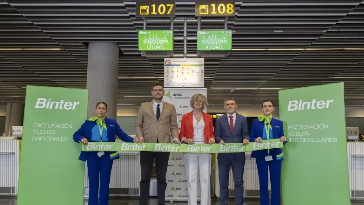 Corte de cinta inicio vuelos con Vitoria. Foto: Binter