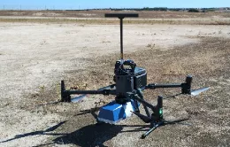 Dron en reposo utilizado por Enaire para la verificación de radioayudas para la navegación aérea. Foto: Enaire