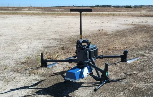 Dron en reposo utilizado por Enaire para la verificación de radioayudas para la navegación aérea. Foto: Enaire